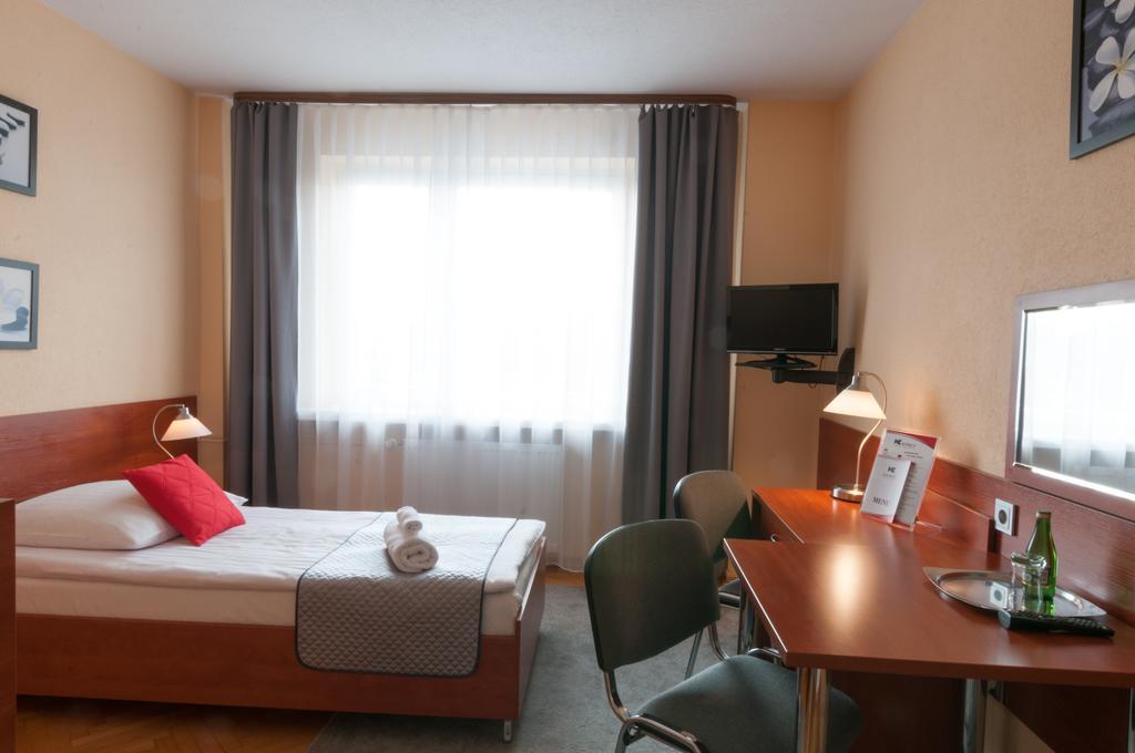 Hotel Komes Skarżysko-Kamienna Exteriör bild