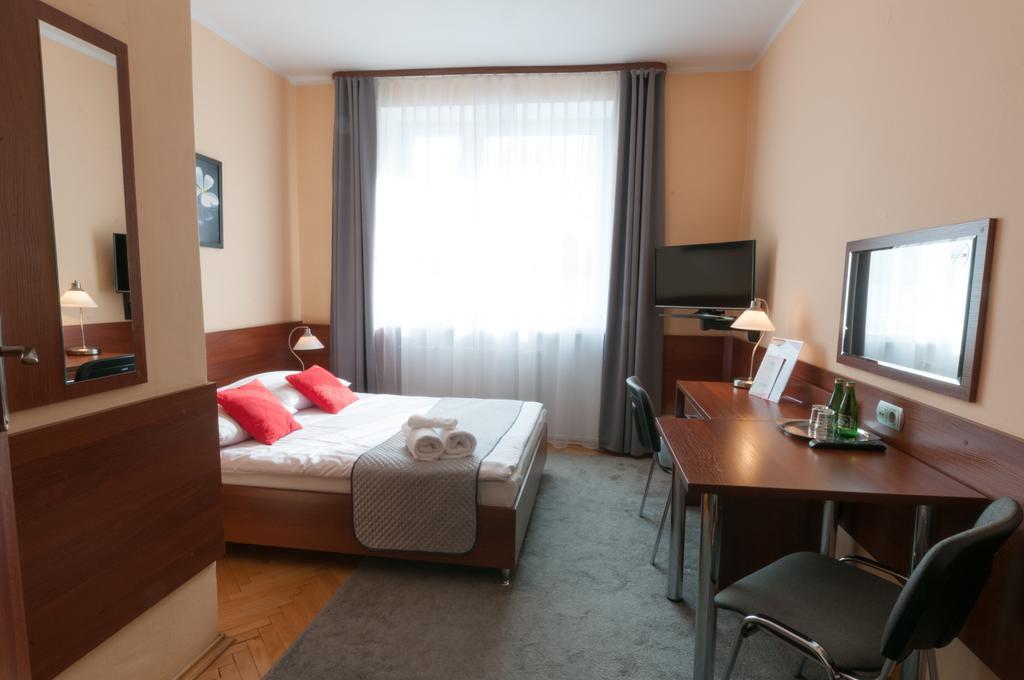 Hotel Komes Skarżysko-Kamienna Exteriör bild