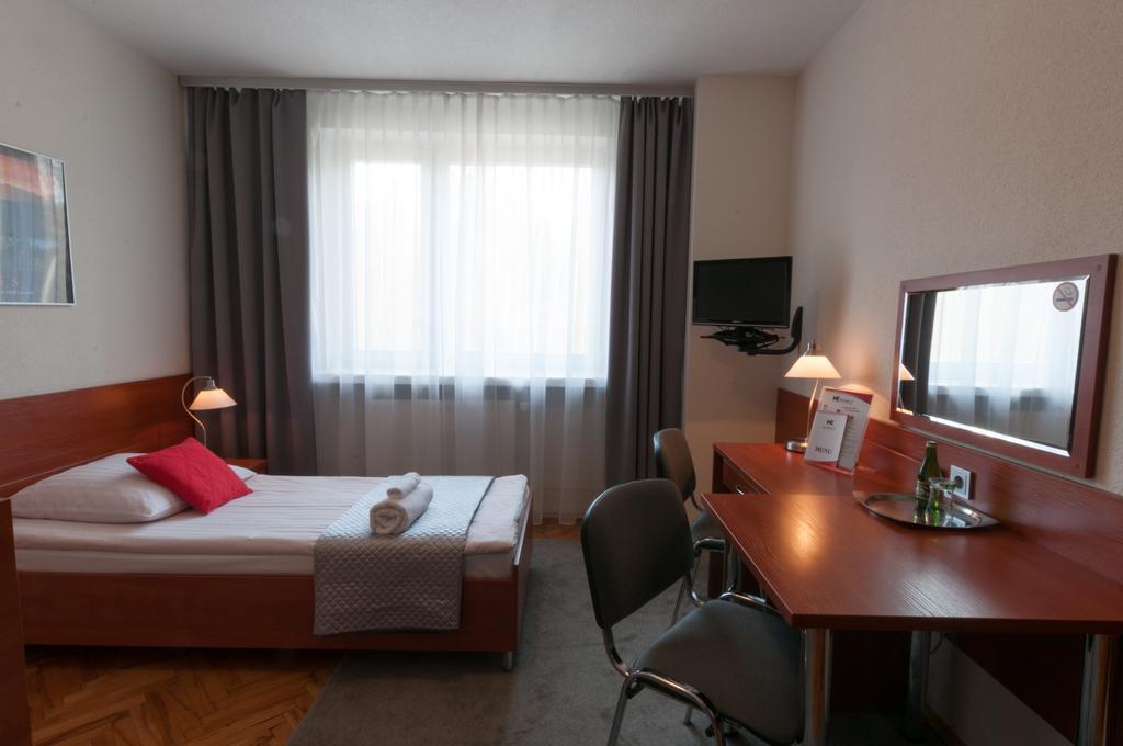 Hotel Komes Skarżysko-Kamienna Exteriör bild